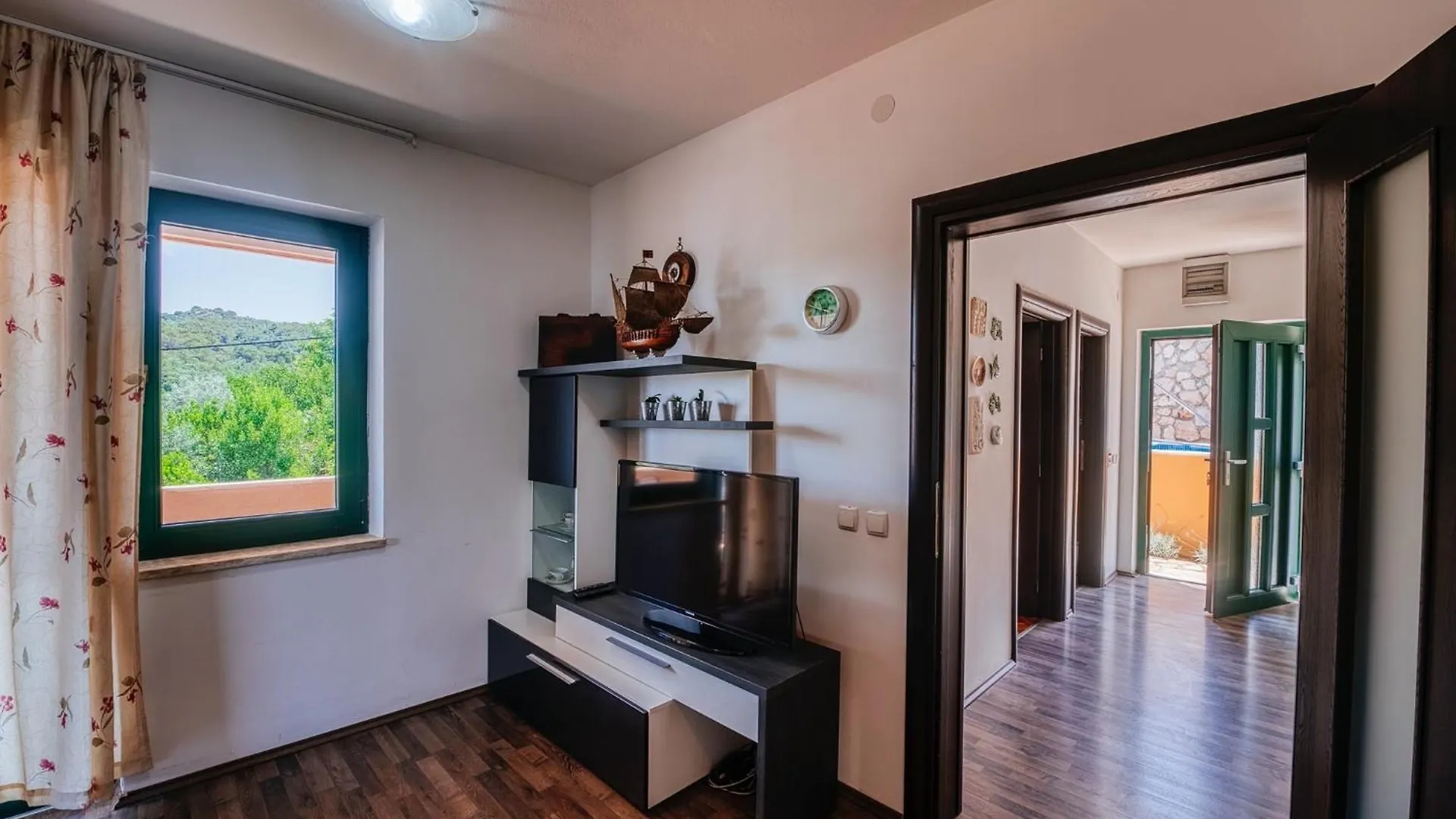 Villa Lily Comfortable Holiday Residence Вели-Иж